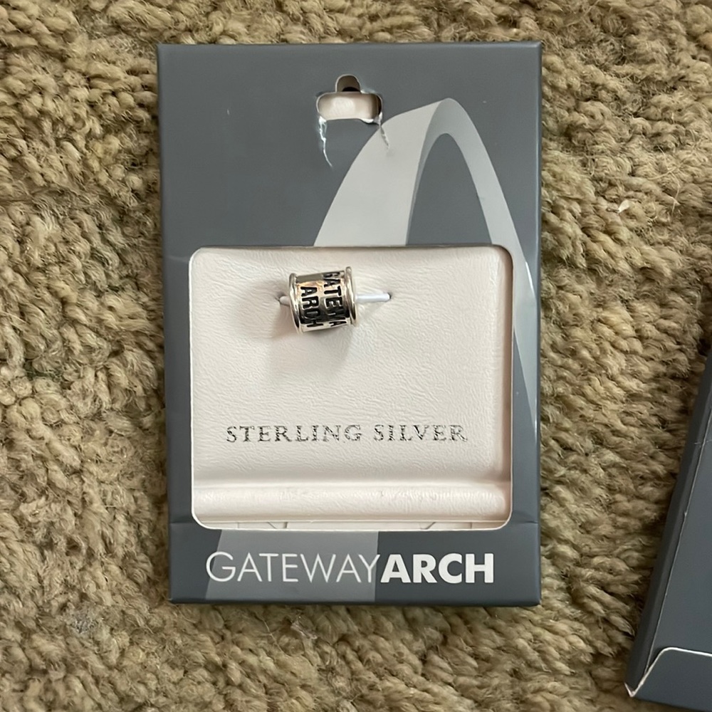 Gateway arch charm